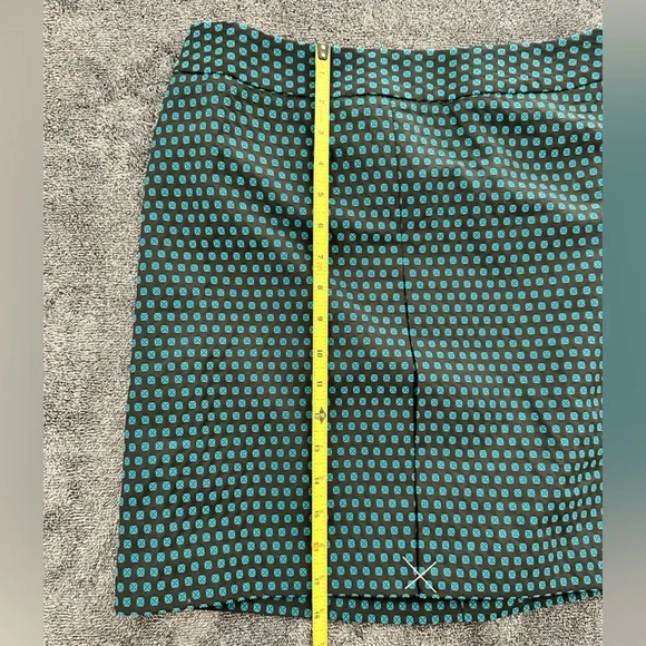 Ann Taylor LOFT - Women's Black/Green Pencil Skirt, Side Zip, Size 6P - Picture 6 of 7